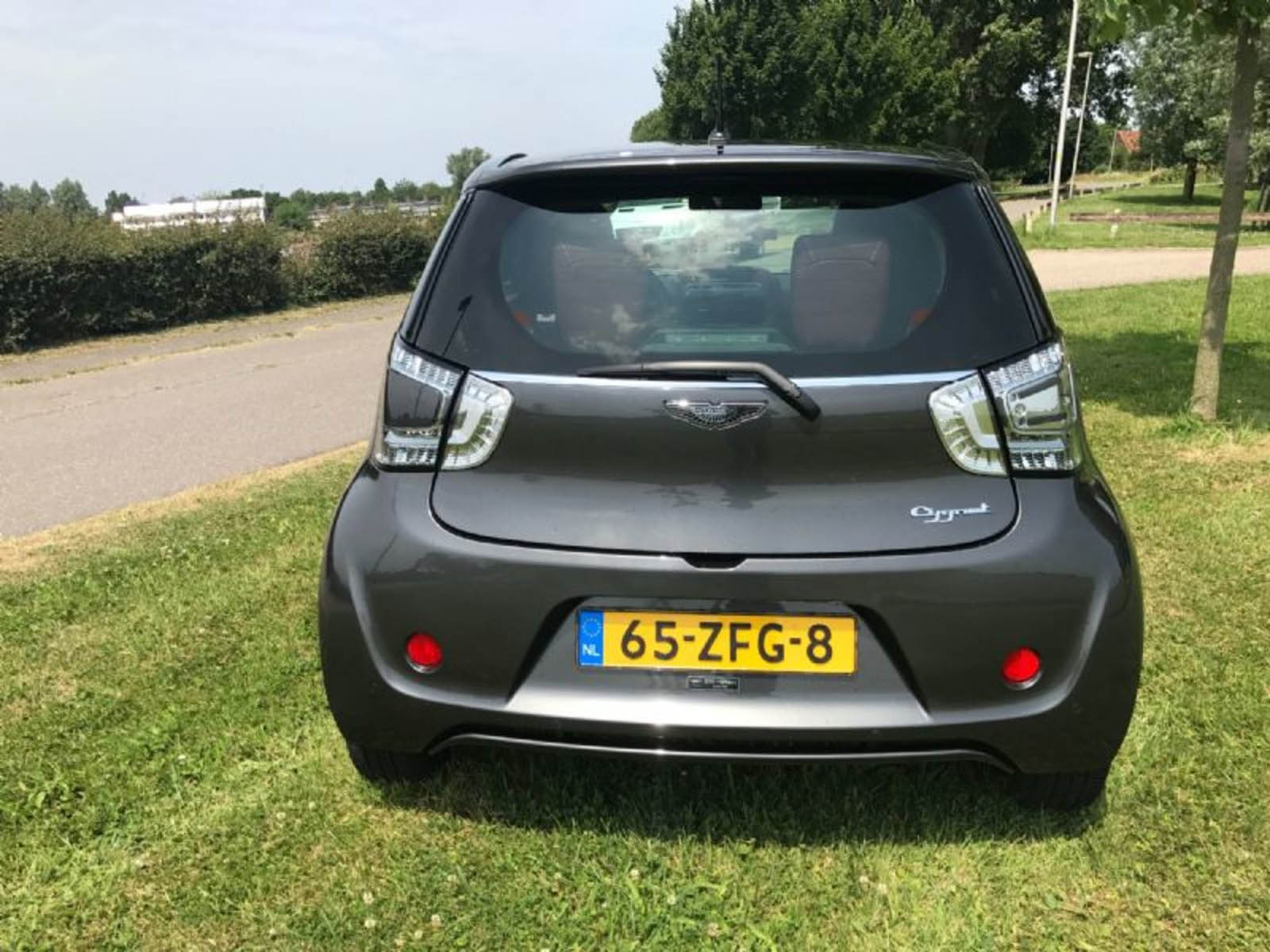 2012-aston-martin-cygnet-02