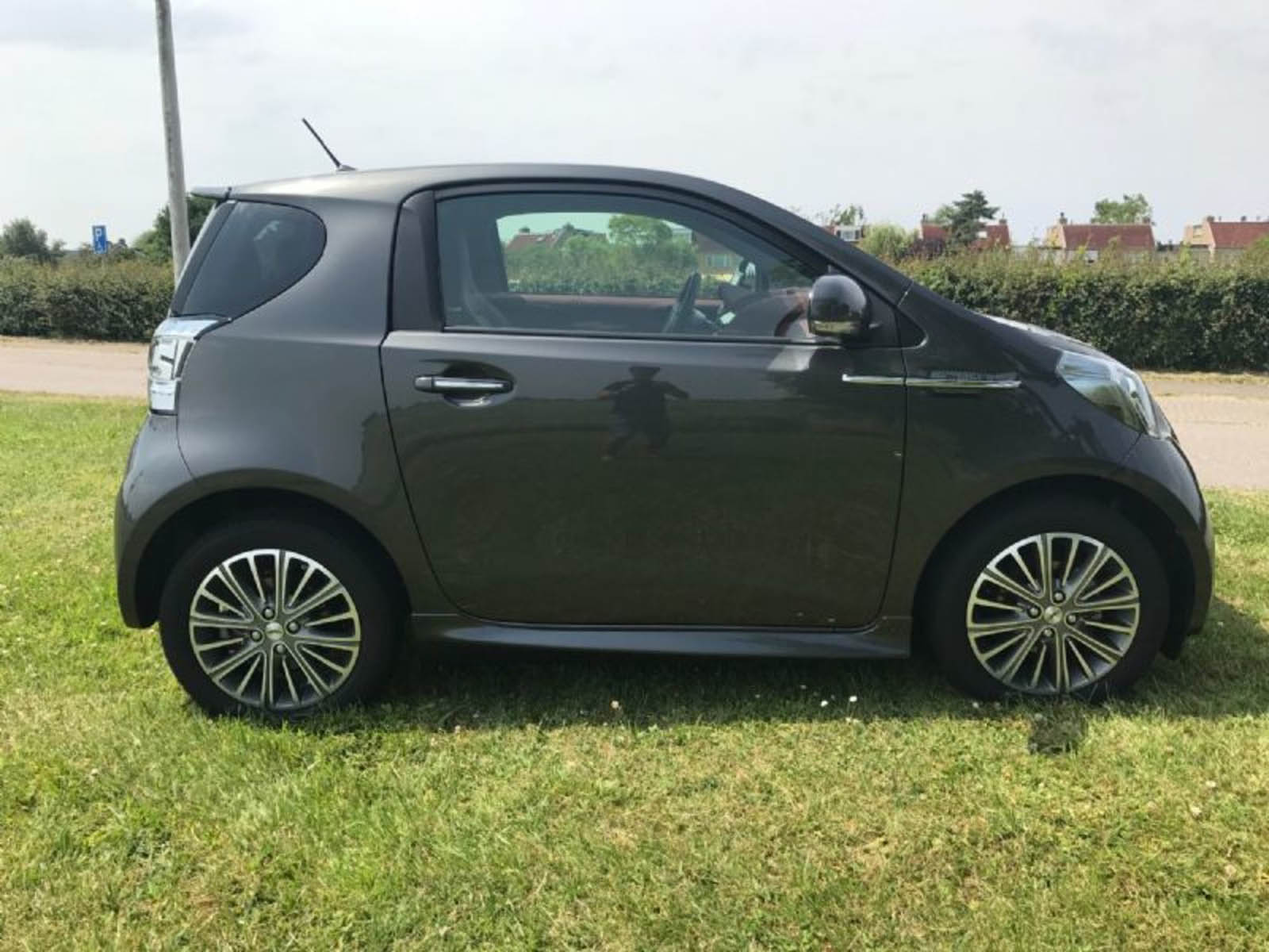 2012-aston-martin-cygnet-04