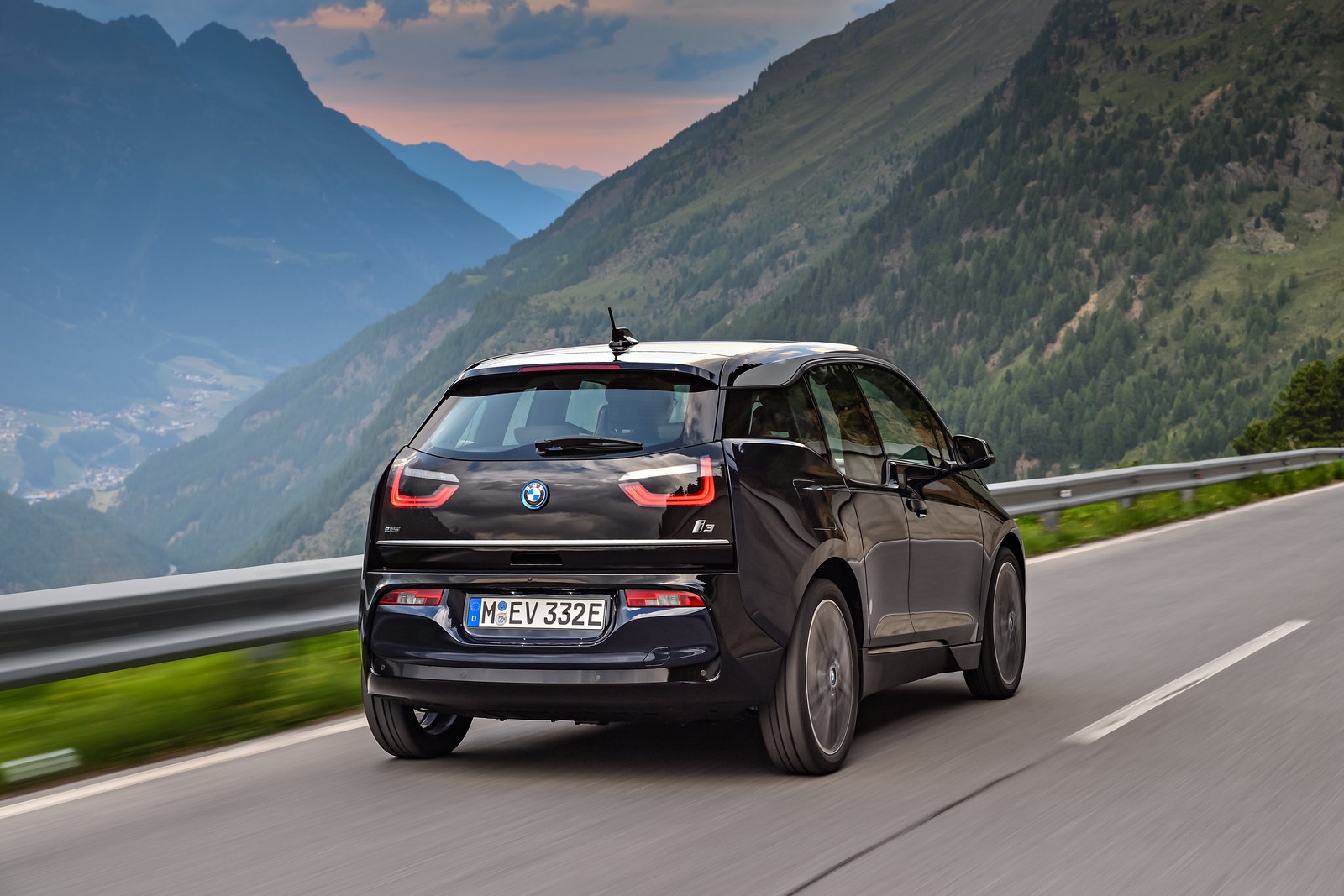 2018-BMW-i3-24