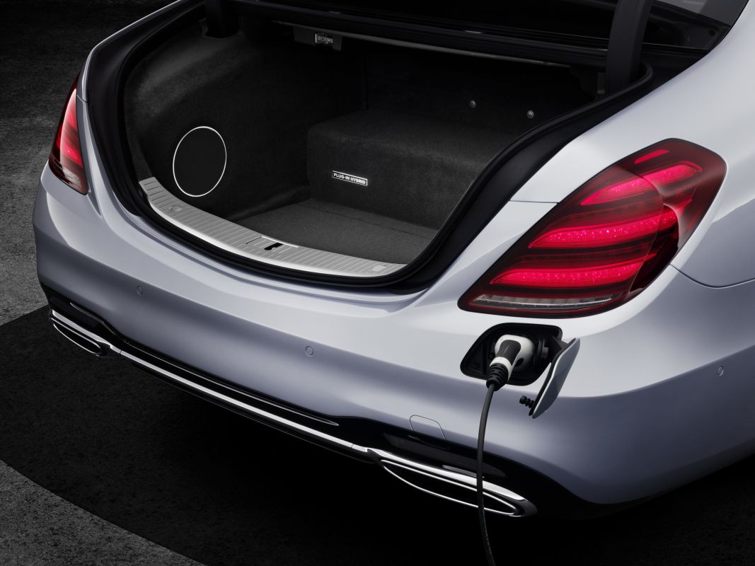 Mercedes-Benz-S560e-2